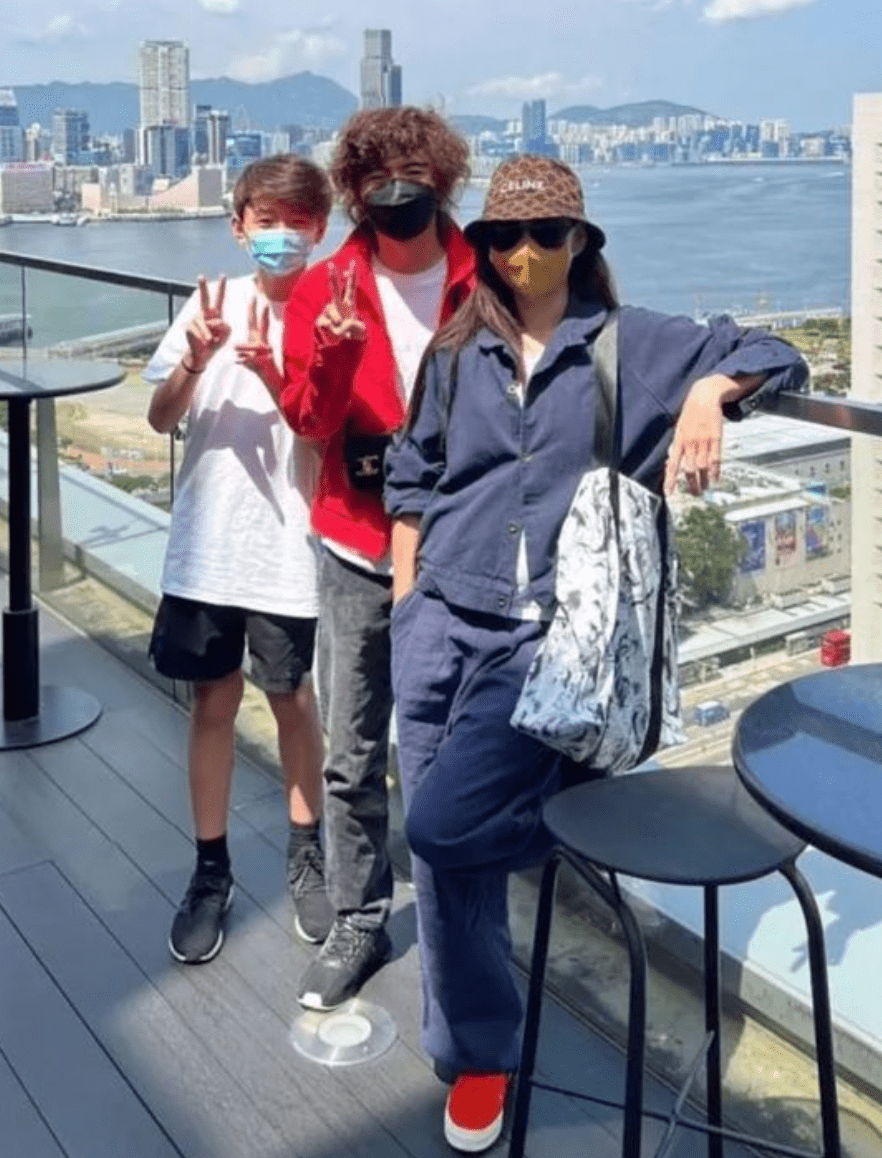 芝的大儿子和小时候长得不一样,15岁已有上亿身家_谢振轩_张思乐_父母