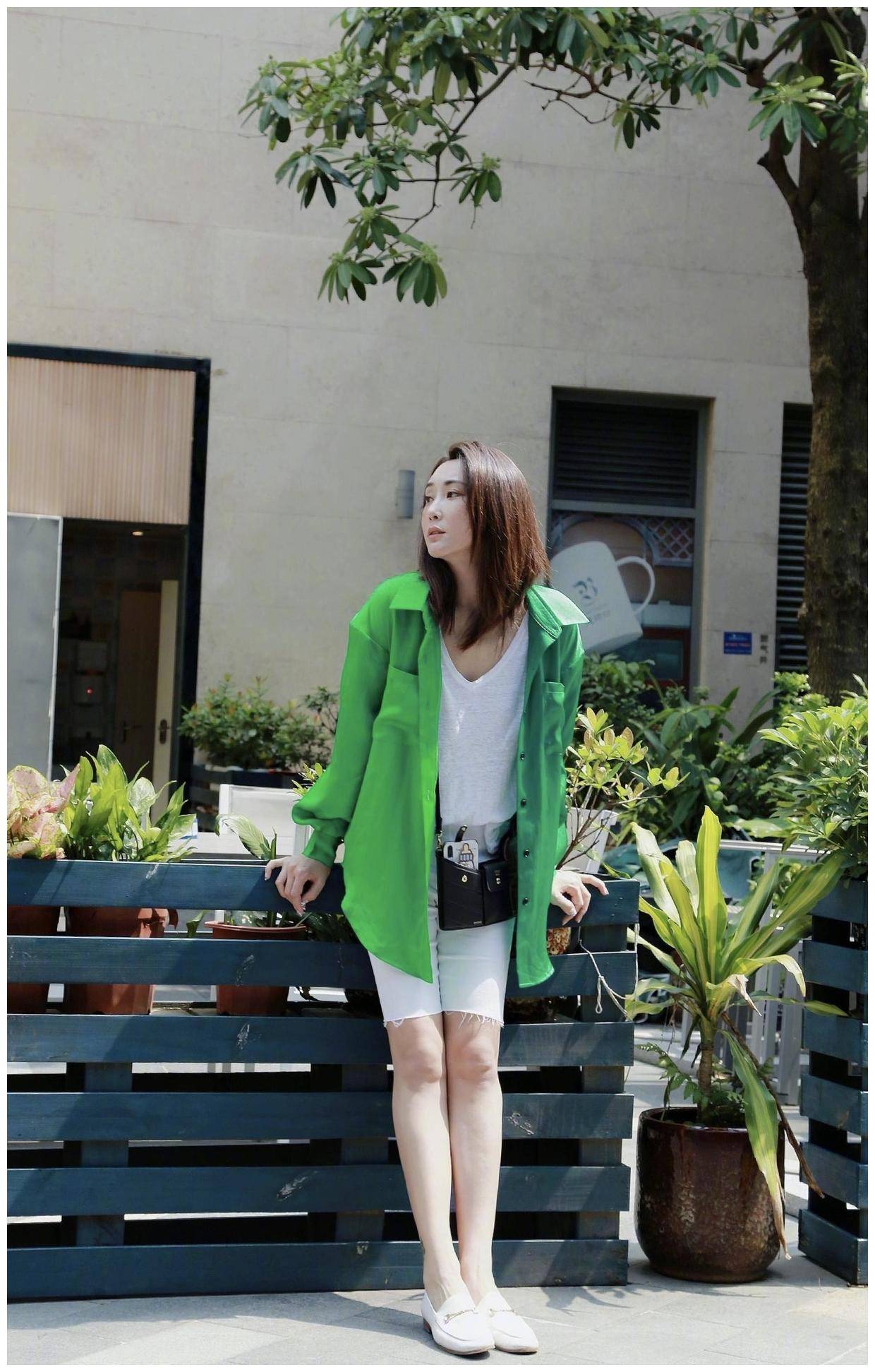 杜若溪穿简约风格温柔甜美,印花衬衫上衣搭配牛仔裤,高级又时髦_颜色