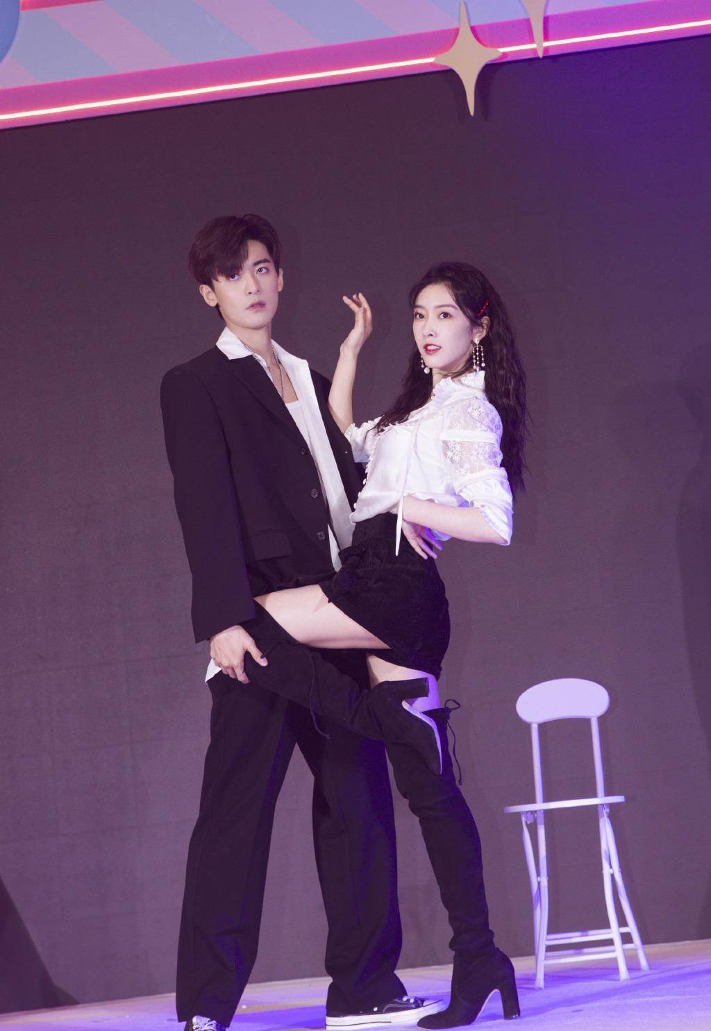 宣璐时尚起来太惊艳了,热裤 高筒靴,和赵志伟贴身热舞超迷人_身材