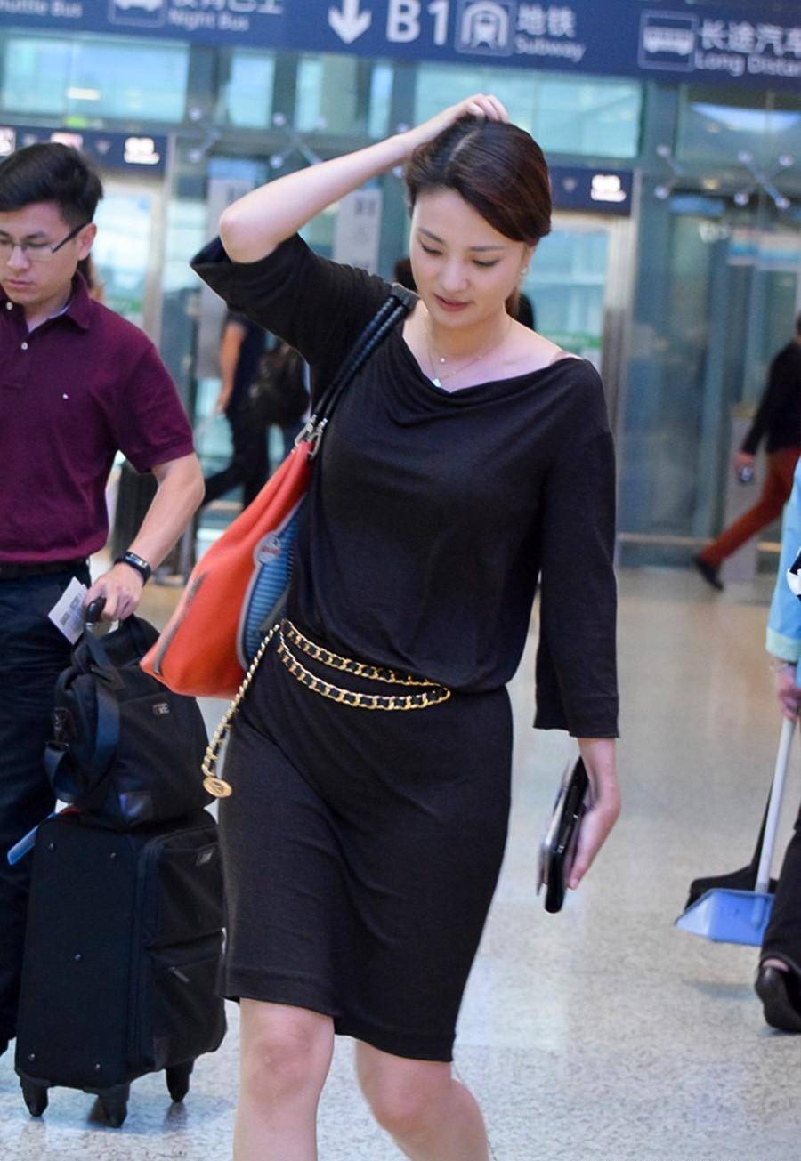 原创42岁刘芳菲不愧是周涛接班人穿着优雅走机场不胖不瘦很出众