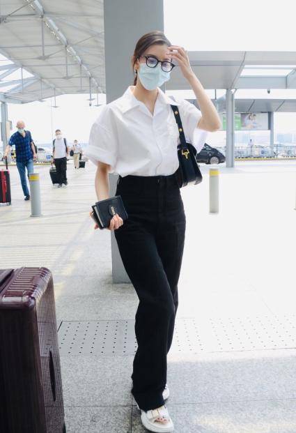 如果想要让自己的身高看上去更加的高挑,可以像宋妍霏这样将衣服塞进