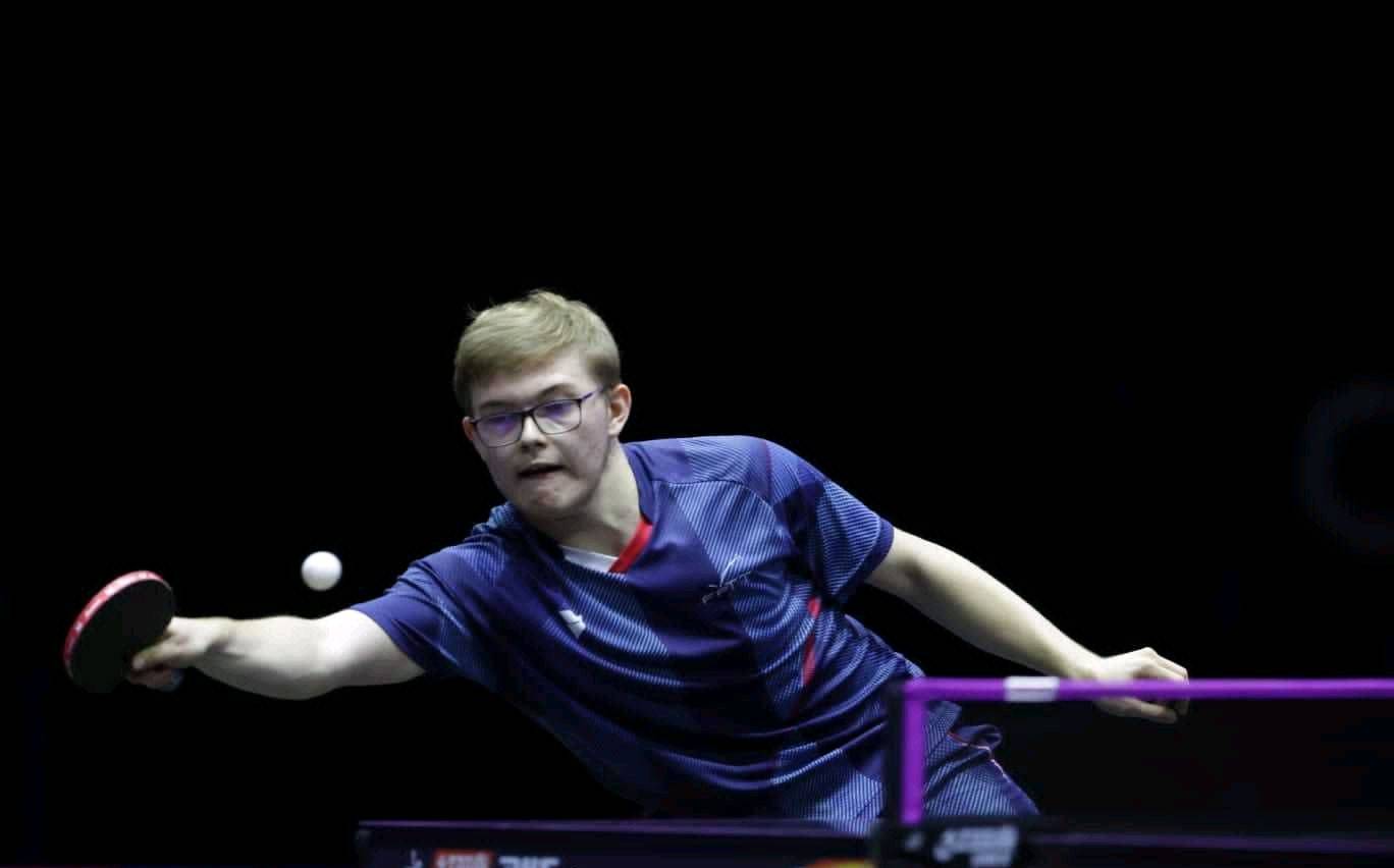 薛飞连续吃发球,勒布伦前三板进攻有优势,进攻极具突然性_比赛_对手