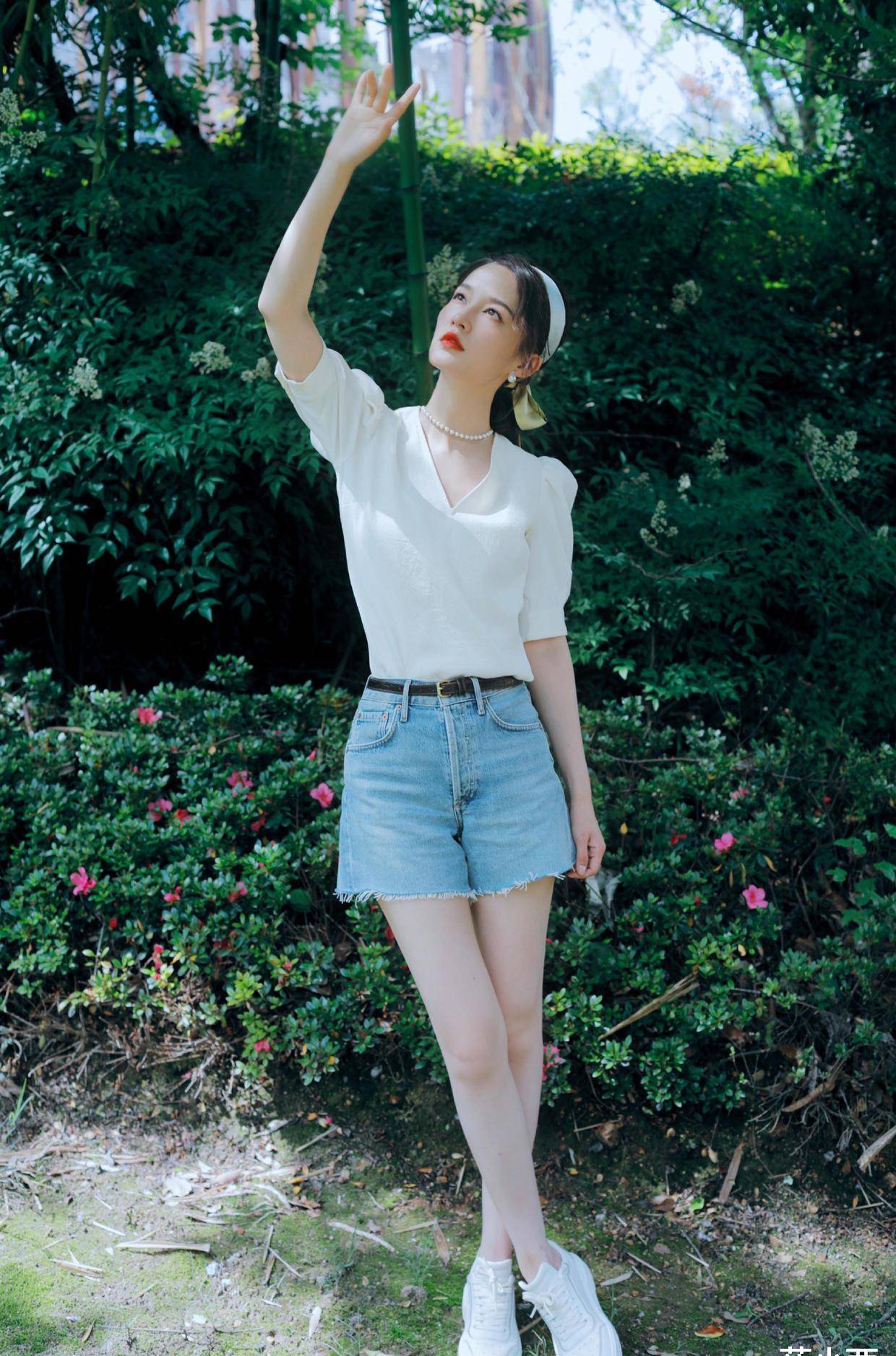 原创李沁的日常穿搭太聪明白衬衫短裤棒球帽这么穿素颜也很时髦