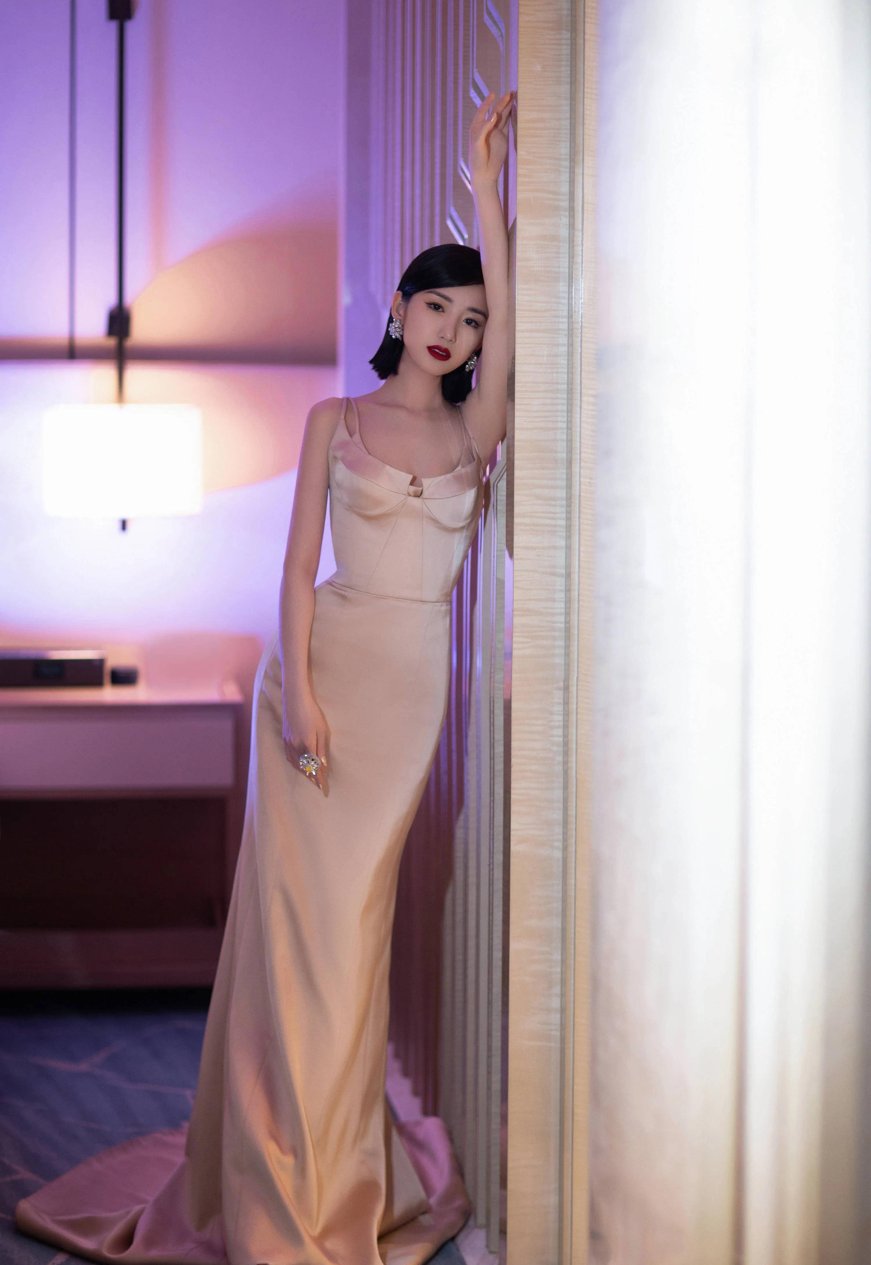 毛晓彤才是纯欲风的代表,简约又时髦,这才是穿搭"灵魂所在"_身材_西装