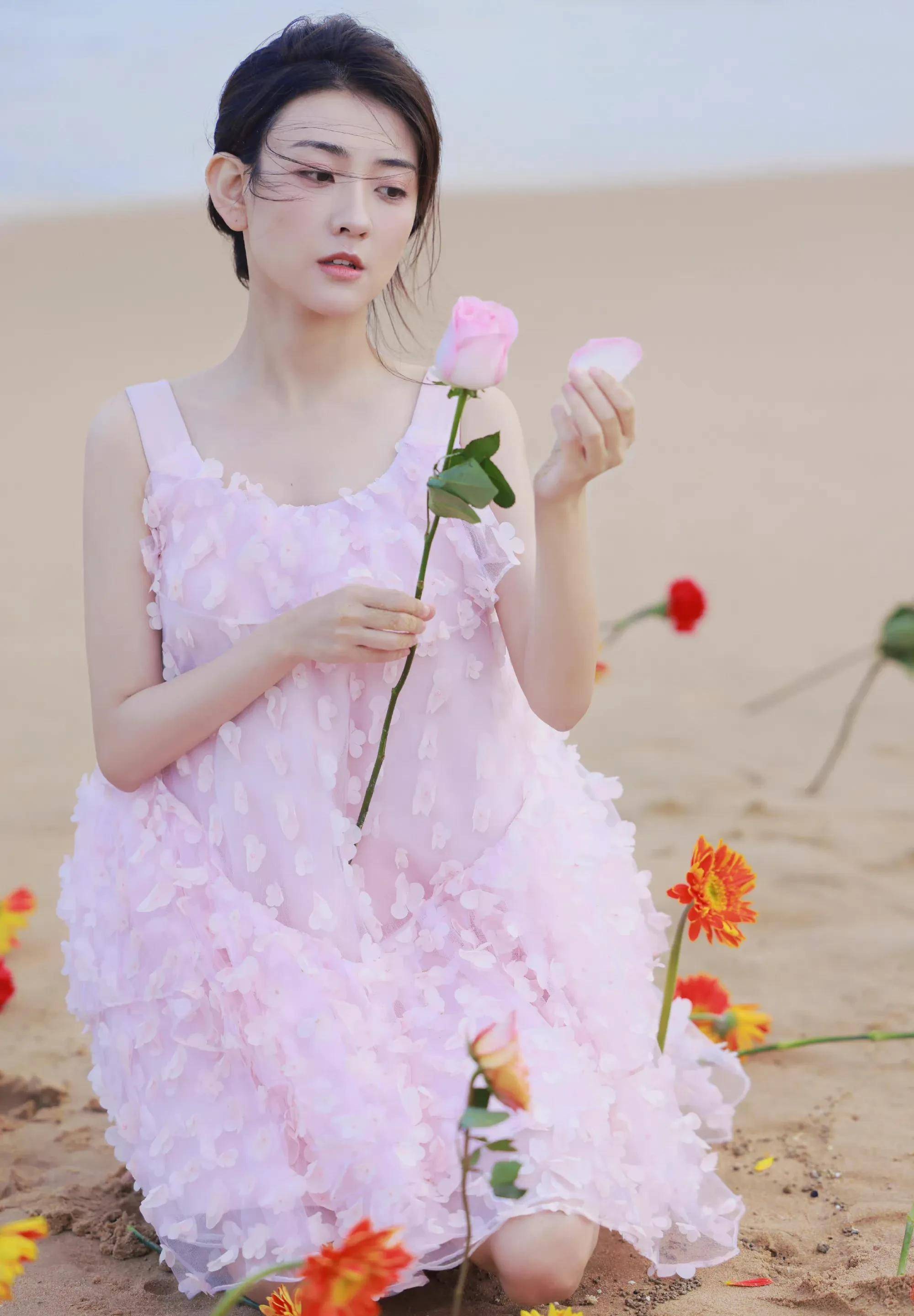 原创梁洁海边唯美风大片一身粉裙也太温柔甜美梦幻了吧