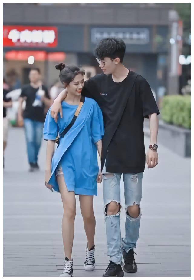 情侣穿同款t恤,她因一条"隐形裤",腿长不比高20cm男票短_t恤_穿着