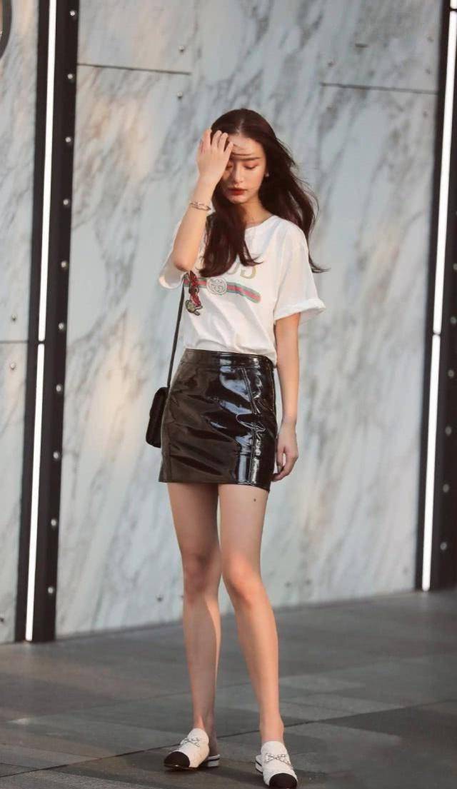 原创路人街拍美女搭配黑色漆皮裙凸显窈窕好身材