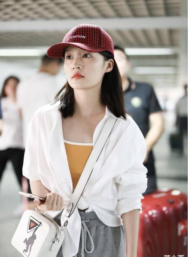 原创李沁的日常穿搭太聪明白衬衫短裤棒球帽这么穿素颜也很时髦