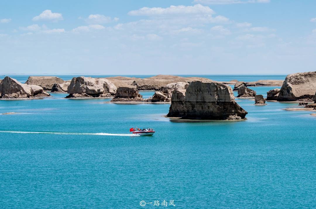 青海版“千岛湖”，现在是网红打卡点，湖水像绿翡翠，太迷人了