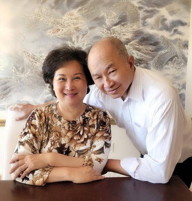 导演吴宇森:家境贫寒,成名后与老婆双双患癌,供养一家人不容易