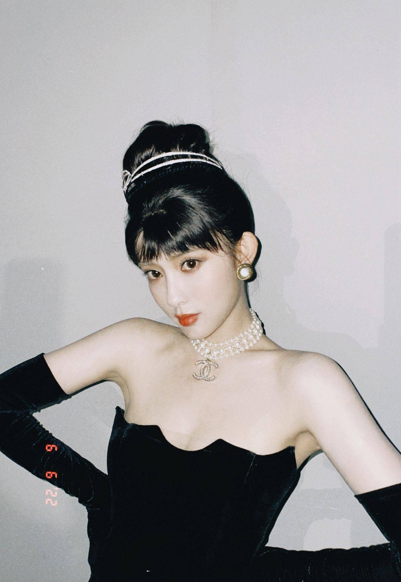 孟子义丸子头黑色抹胸装性感写真