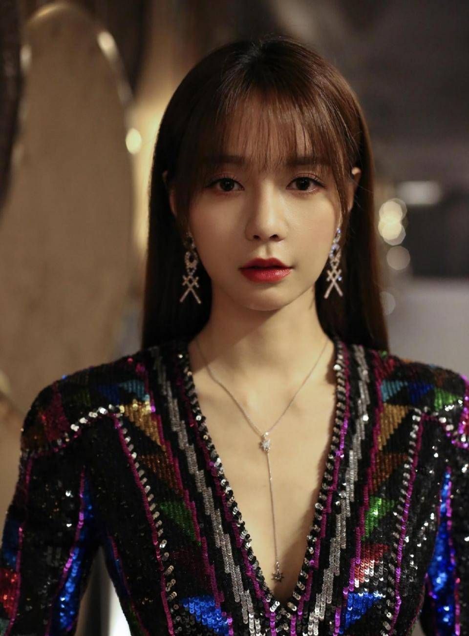 原创沈梦辰不当穿搭博主可惜了穿彩色v领亮片裙时髦精致时尚高级