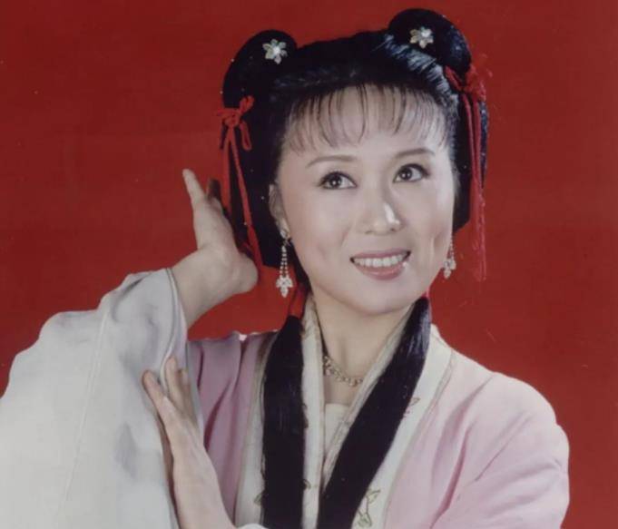 她曾多次登上舞台 貌美而不红 嫁给小她15岁的男友 至今其乐融融_吴琼