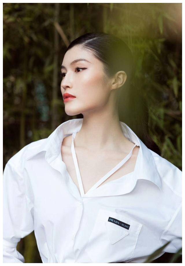 何穗又换风格,白衬衣 百褶裙穿出少女气质,30岁美成"学生妹"_伊萨克