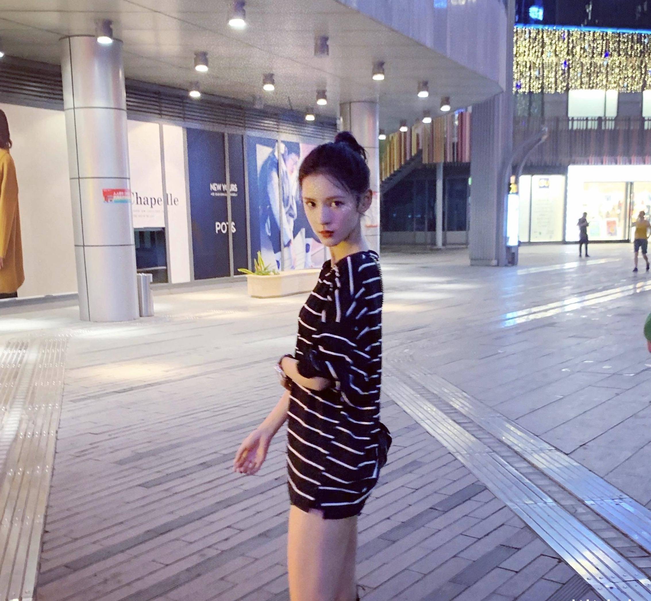 张予曦夏日穿搭,白色露肩上衣配超短裤腰间的绑带锦上添花,好时尚