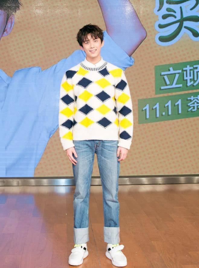 吴磊长大了,身穿白色的宽松毛衣,看起来比较休闲,搭配一条牛仔裤,将