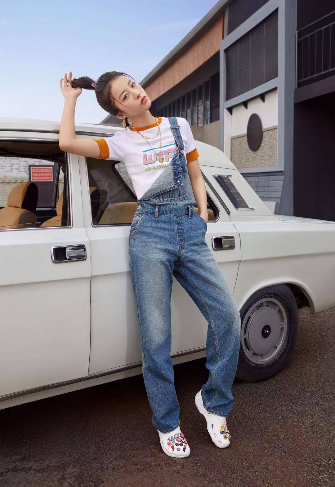原创周雨彤穿搭确实是实用牛仔背带裤搭配t恤好看着呢
