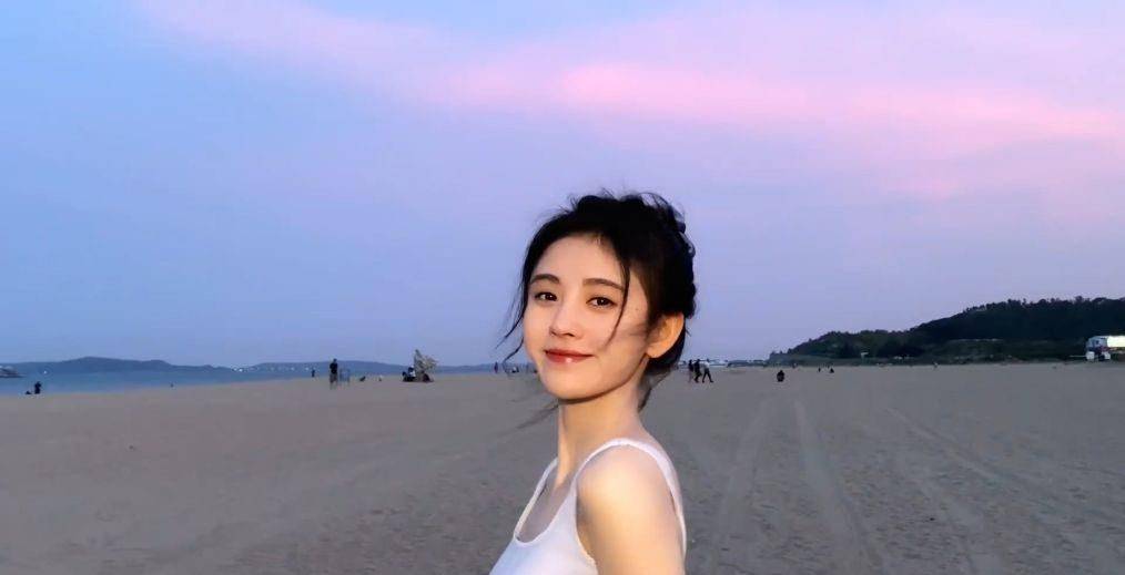 鞠婧祎穿白衬衫到海边游玩,镜头对准脸后:这颜值真实存在?