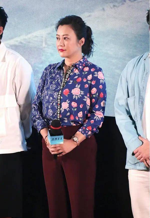 郝蕾胖得坦荡,穿印花衬衫无惧"阿姨肚",站小鲜肉边上不虚气场_身材