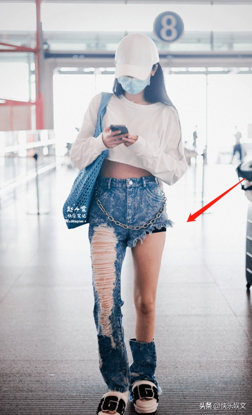 女星赵小棠打扮大胆穿破洞牛仔裤单脚赤裸黑色安全裤不慎走光