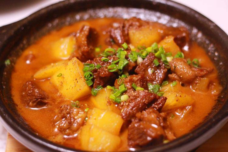 要跟大家分享一个牛肉非常好吃的做法,砂锅土豆牛肉