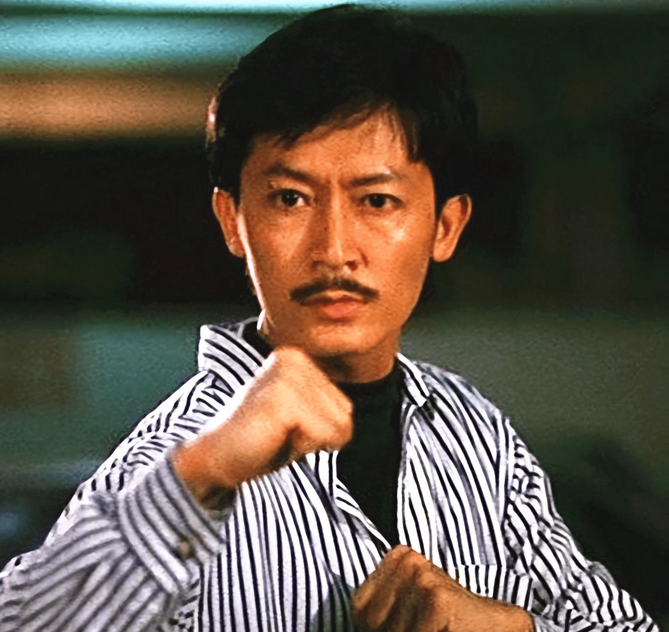 70岁港星陈勋奇定居内地!高考首日现身考场,烈日下给学生打气