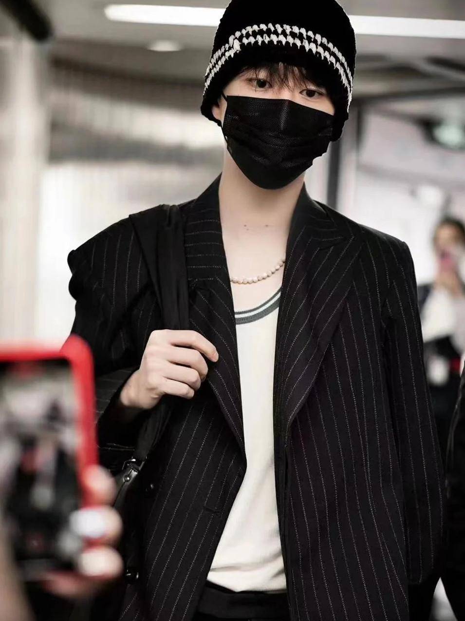 范丞丞"初恋穿搭"的多种打开方式,巨撩巨温柔_颜色_色彩_同色系