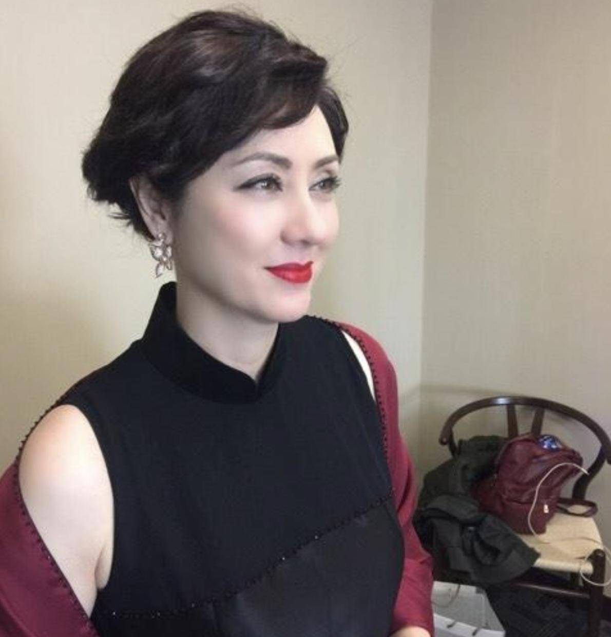 洪金宝眼光真毒,56岁老婆穿黄金裙好贵气,1米7站他身边还高一截_年纪