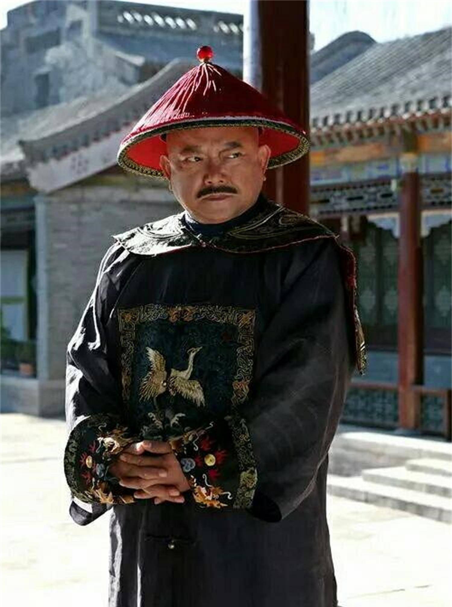 影视剧中的和坤和珅的倒台也给了我们一个警示,无论你多么权倾朝野,总