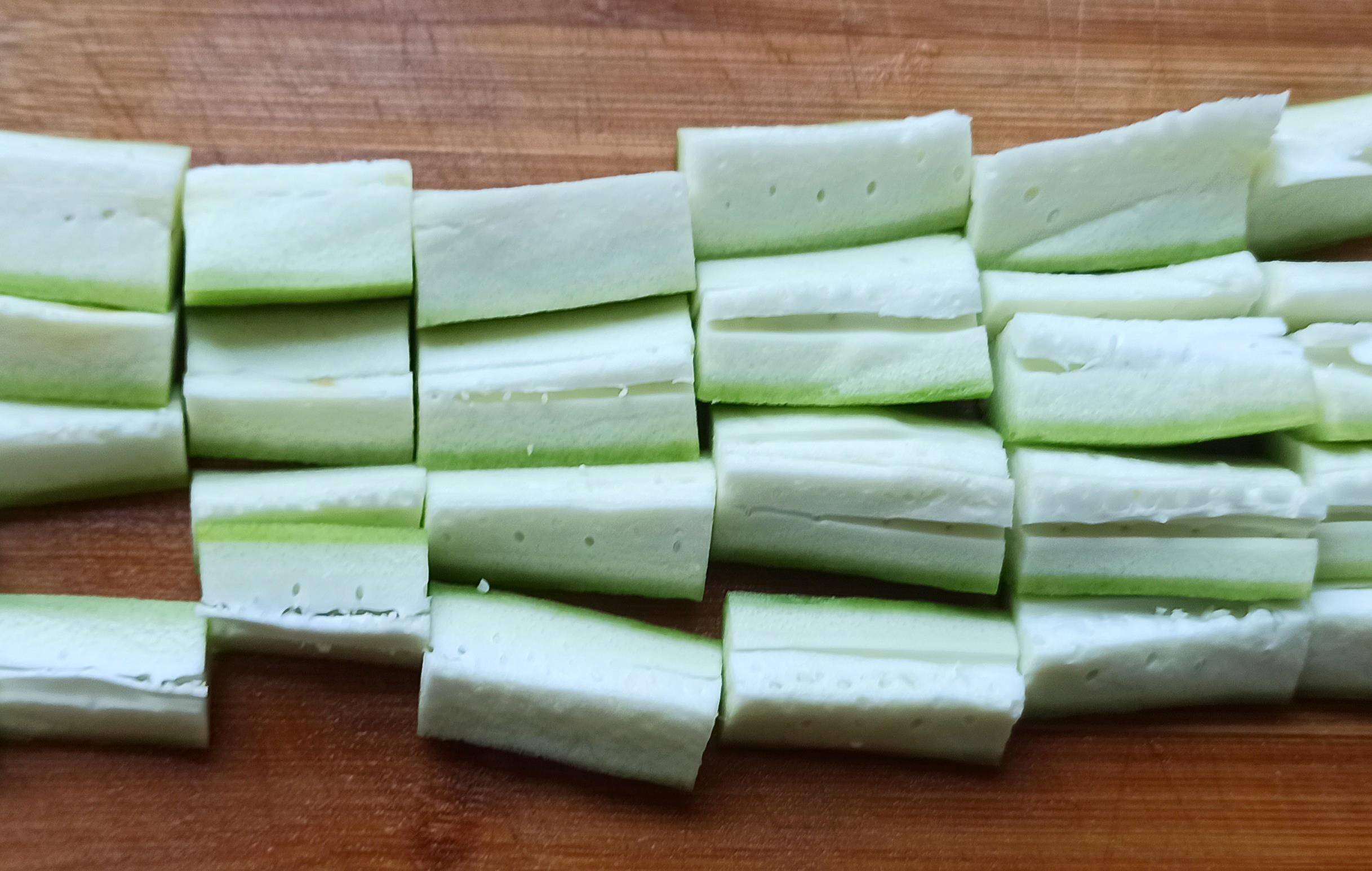 原创炒丝瓜时先别着急下锅教你一招丝瓜不出水不发黑特别好吃