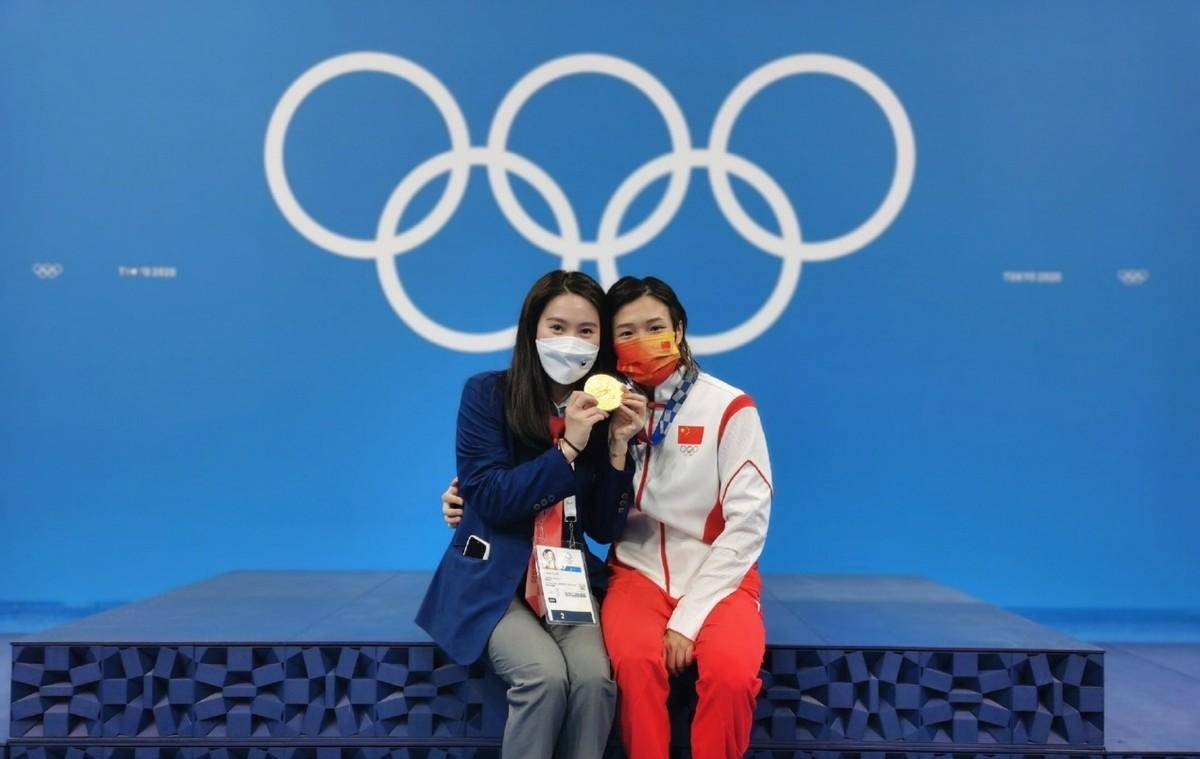 郭晶晶站上奥运会领奖台穿裁判服却成配角和冠军合照成名场面