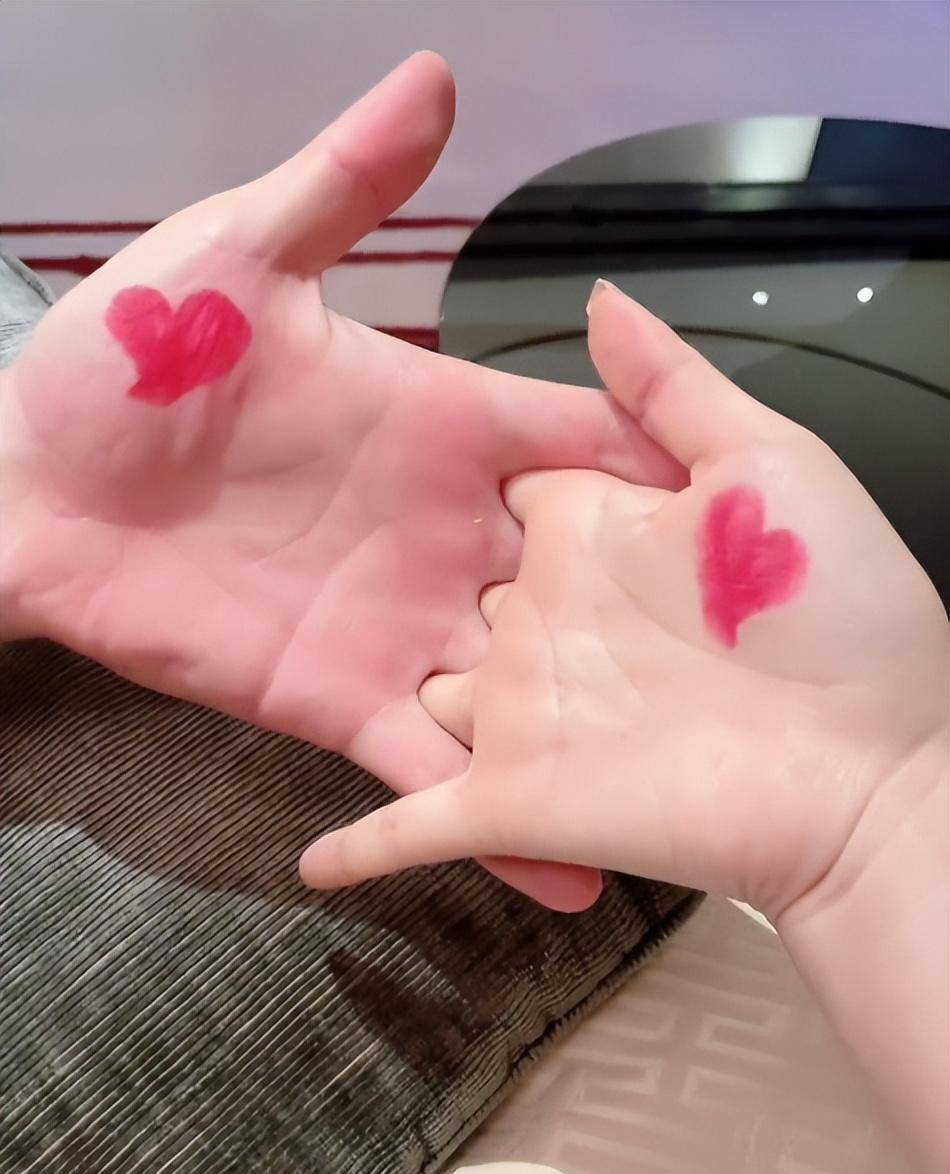 张馨予:恩爱过双节,建军节当天和老公同时欢庆结婚4周年纪念日