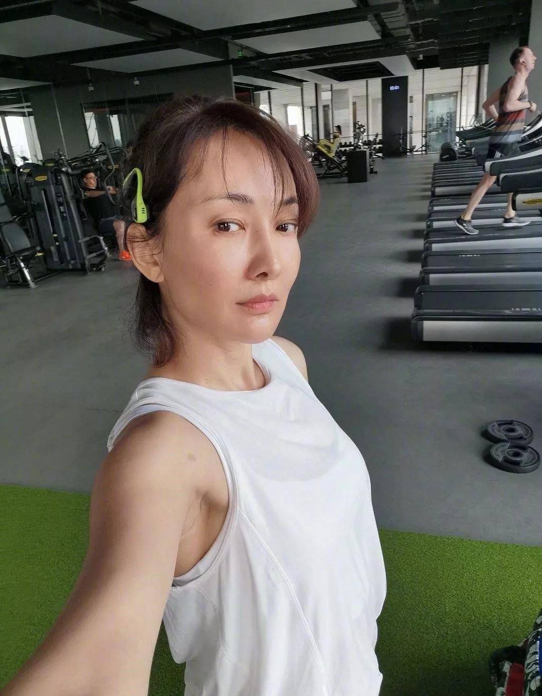 原创演员牛莉才是不老女神48岁身材紧致曼妙马甲线让人羡慕