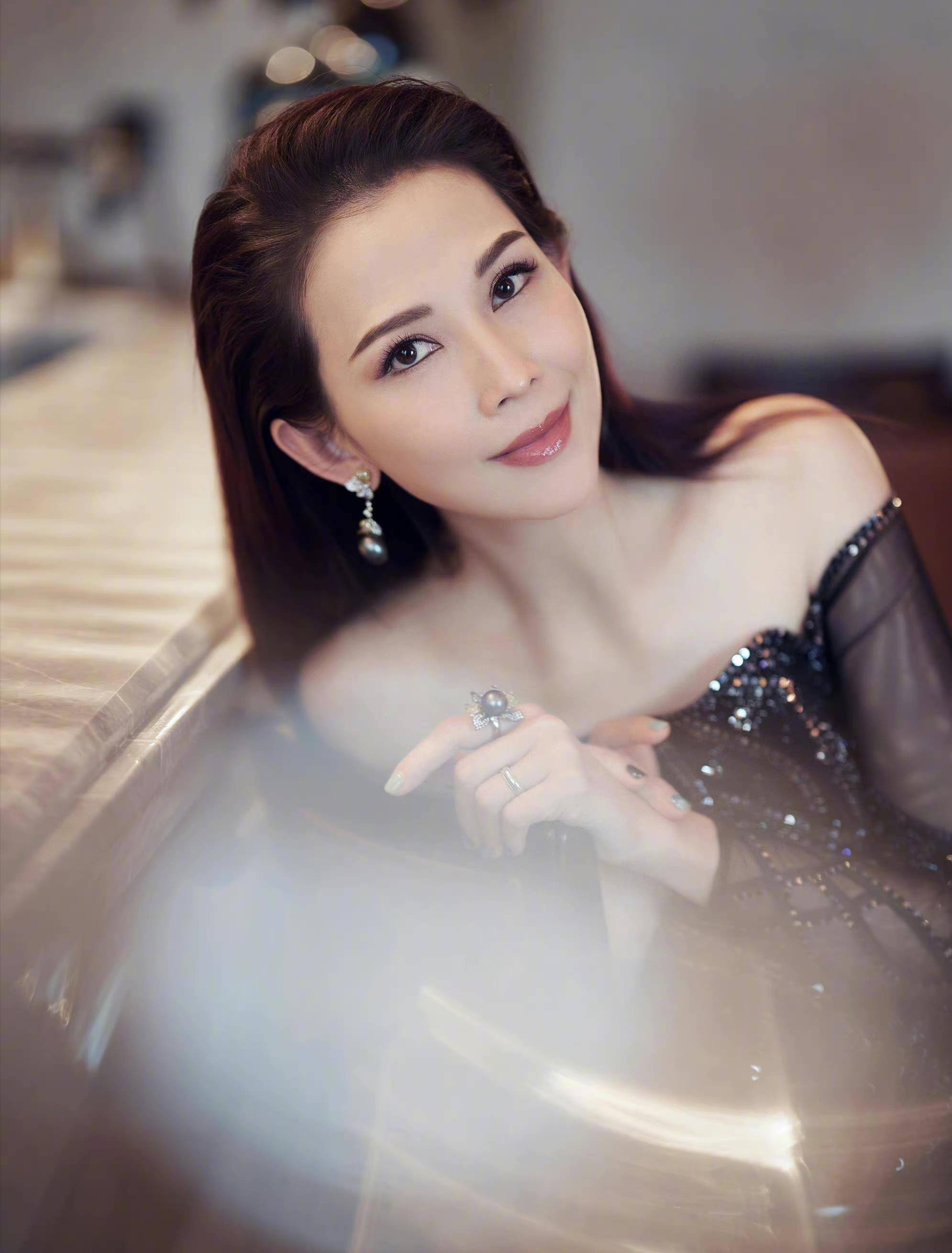 "最惨港姐"蔡少芬:6年获刘銮雄1.6亿资产,为何深得原配喜欢?