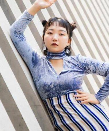 被称为宝藏女孩的辣目洋子,从网红到明星,她用实力征服观众_风格_包