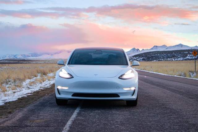 Tesla放誓言二十年厚積薄發一千萬輛
？Tesla銀身那麽猛嗎？