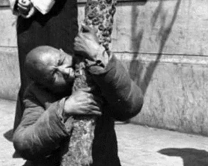 “清朝”晚清最真实的老照片：女囚犯被大刑伺候，斩首现场人群涌动！