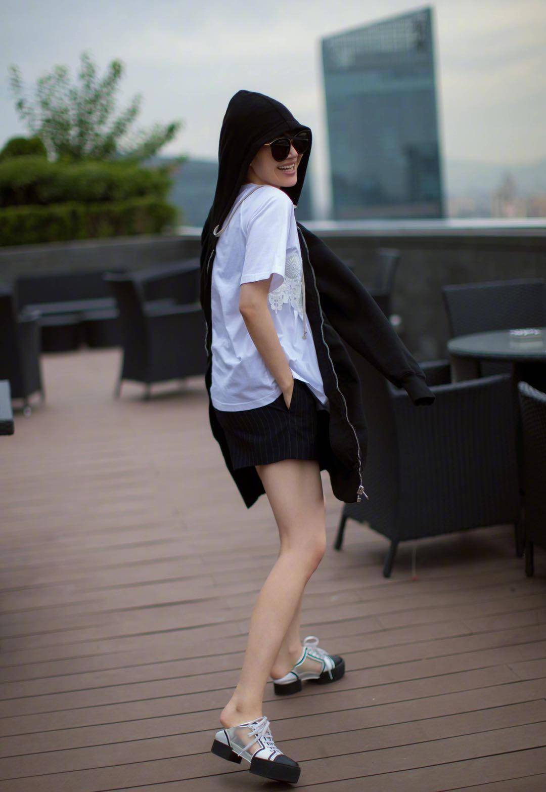 51岁许晴剪短发更年轻了,穿白色娃娃装配短裤,年轻20岁不止_身材_时尚