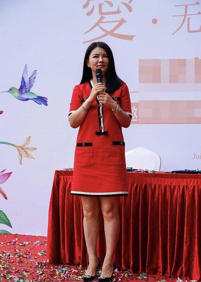 李湘身材又"富态"了,穿一身黑色搭配都藏不住肉,不过挺高级的_双腿