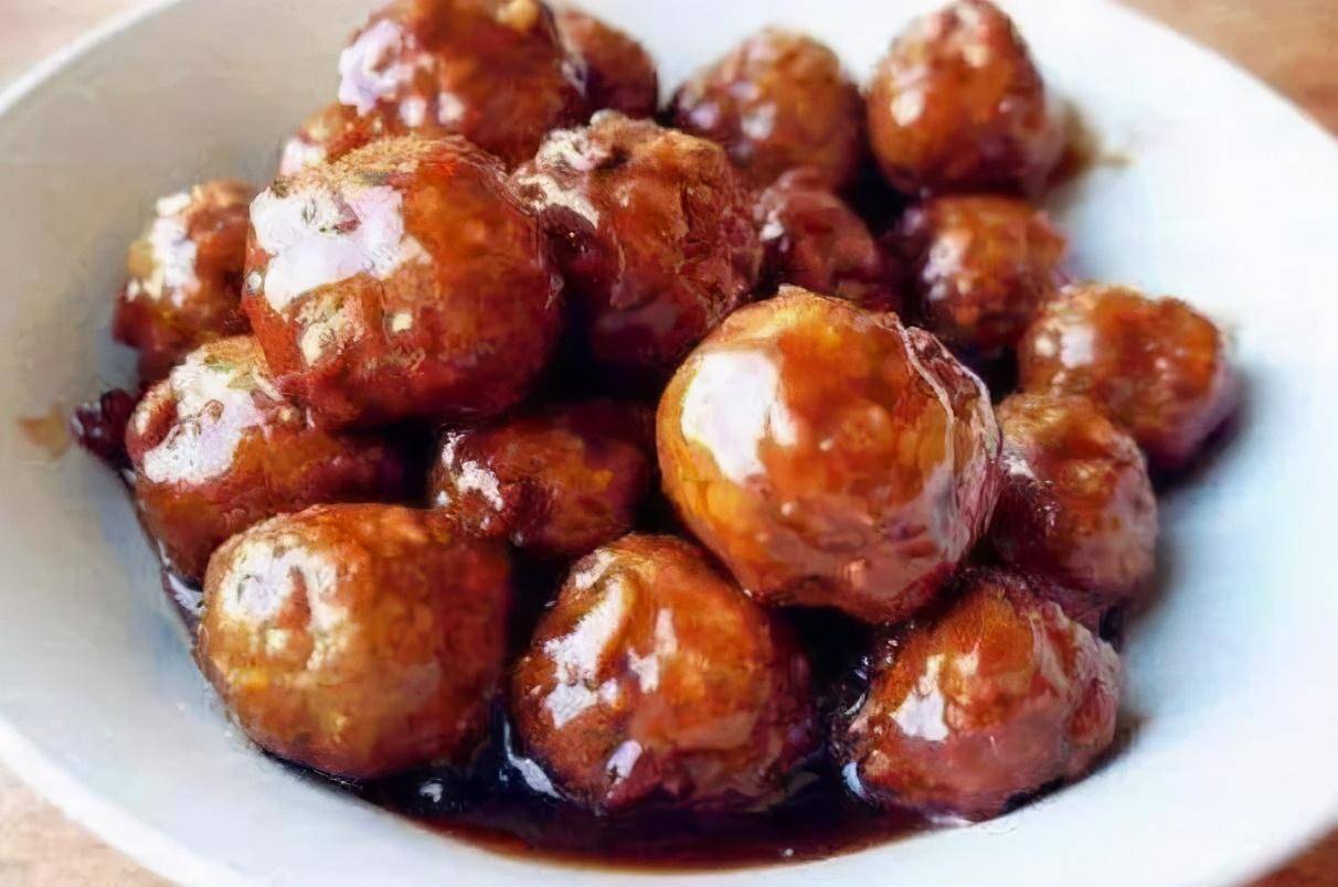 食材:紫茄子300g,青椒,红椒各半个,肉丸200g,蒜末1大勺,蚝油1大勺