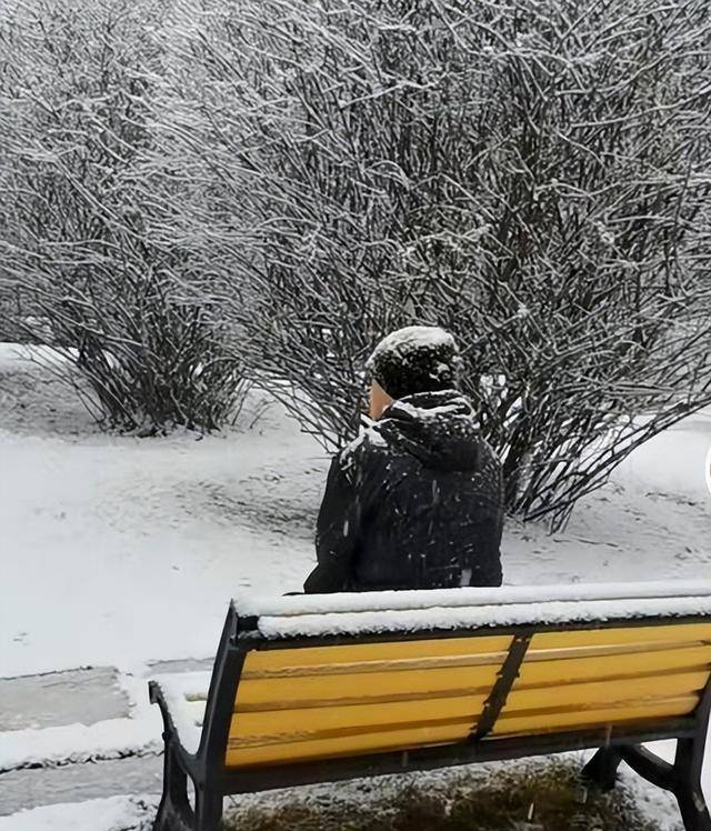 大雪里孤独的身影图片图片