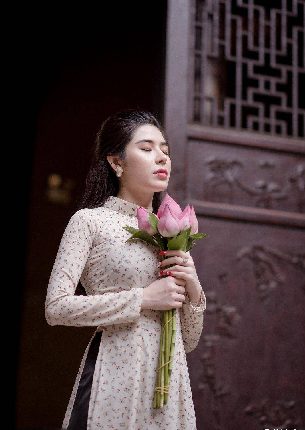 手捧莲花,身穿奥黛,气质温婉的国外小姐姐,格外美丽动人_写真_美女
