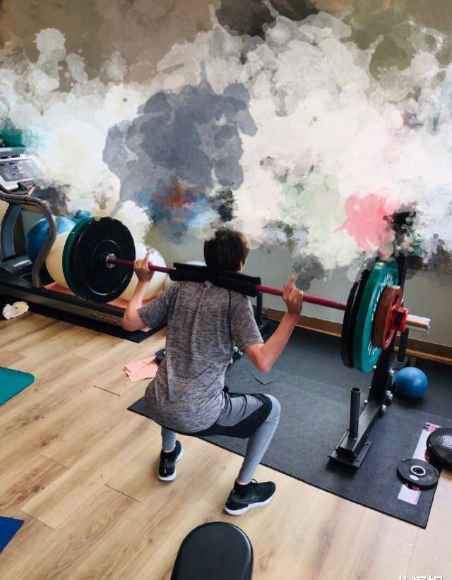 林志炫生病暴瘦后晒照举铁健身,"筷子腿"太抢镜,直言要增肥!