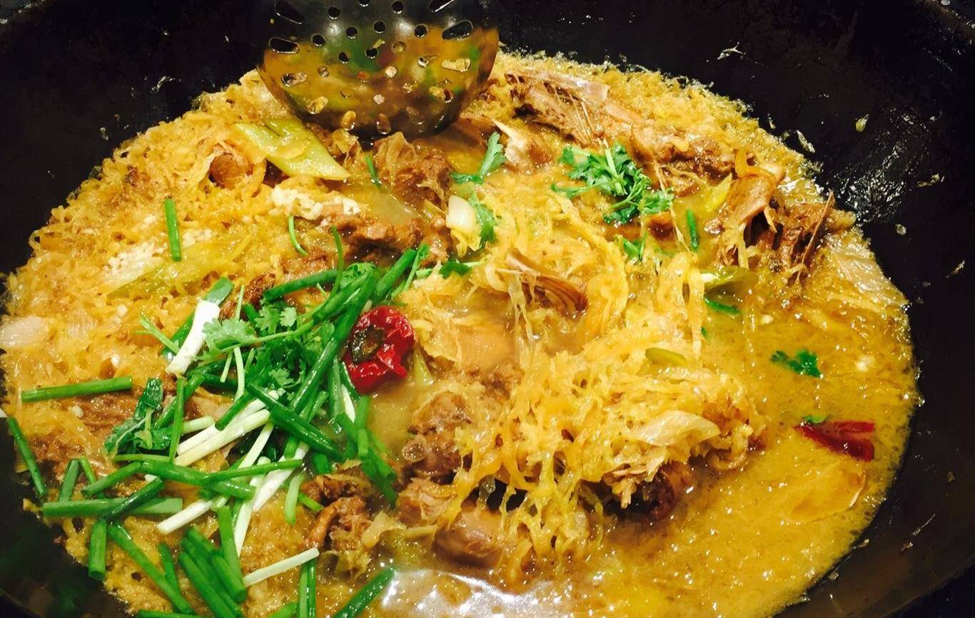 铁锅炖大鹅,铁锅炖小鸡,铁锅炖排骨,锅边再贴点大饼子花卷,一口酸菜肉