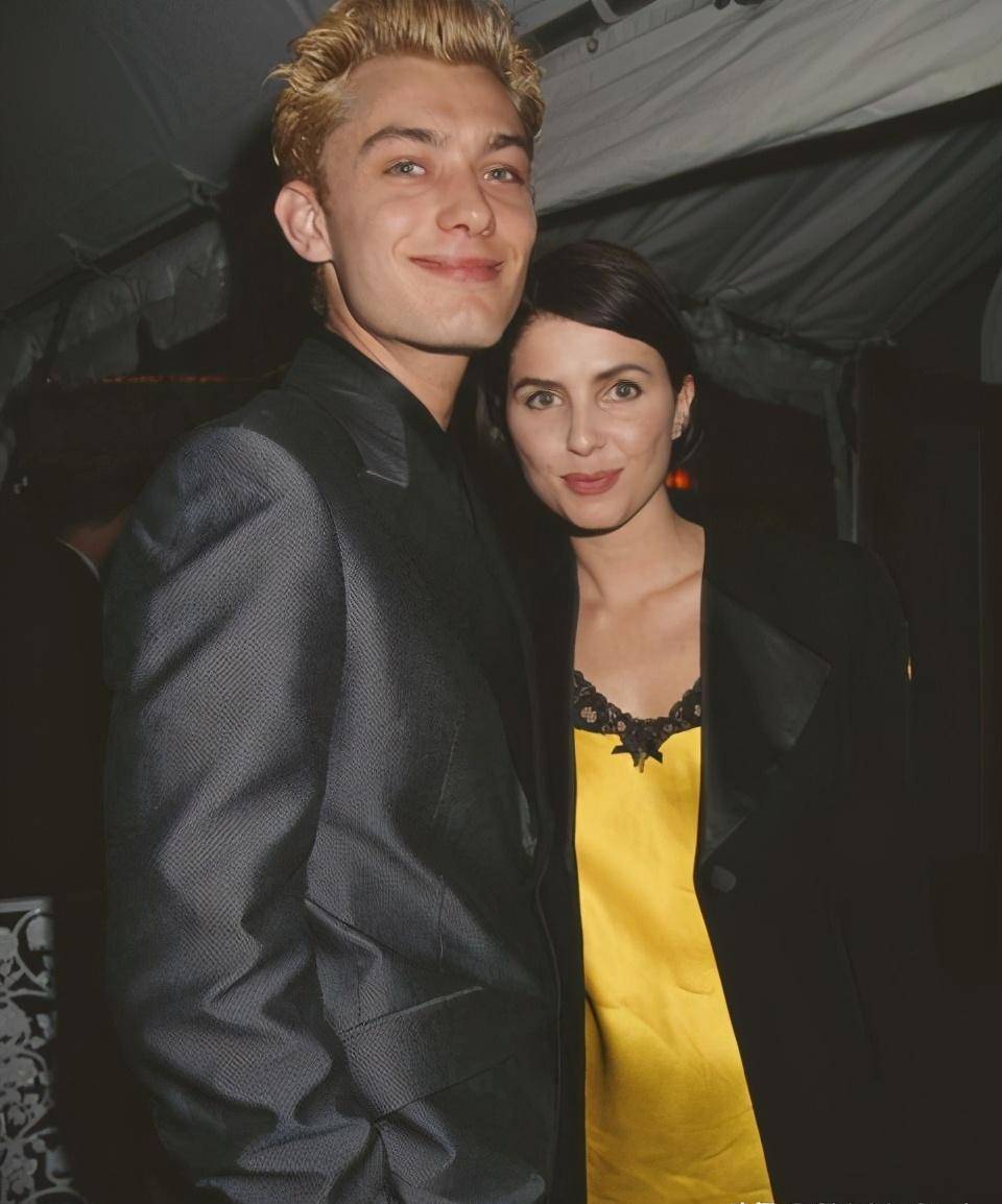 iris law妈妈是是演员兼设计师莎迪·弗罗斯特,1994年因为拍摄电影