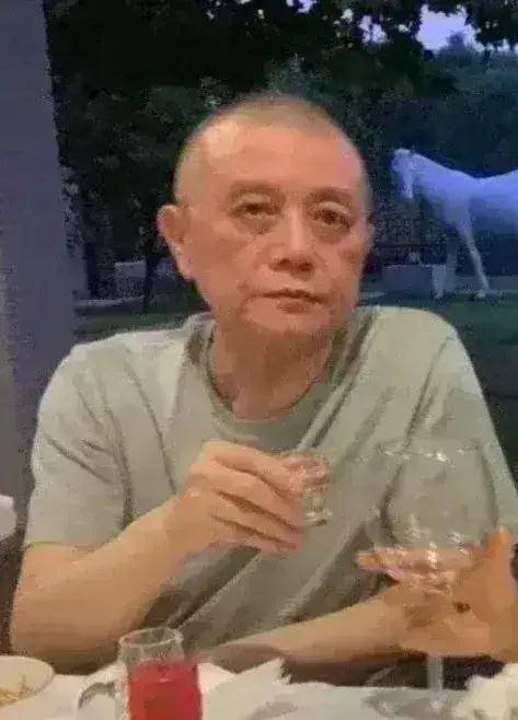 63岁王朔携美女现身高档餐厅,用高脚杯喝茅台,两人同框似两代人_徐静