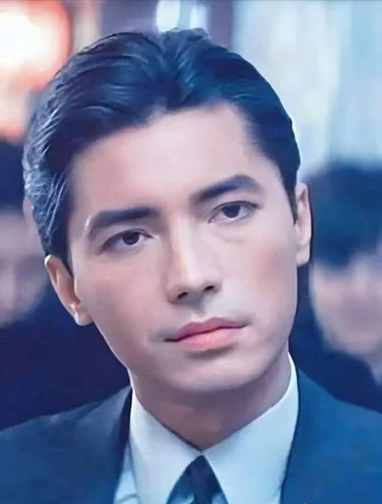 曾经风光无限,如今却尽显苍老的十位巨星,今昔对比差