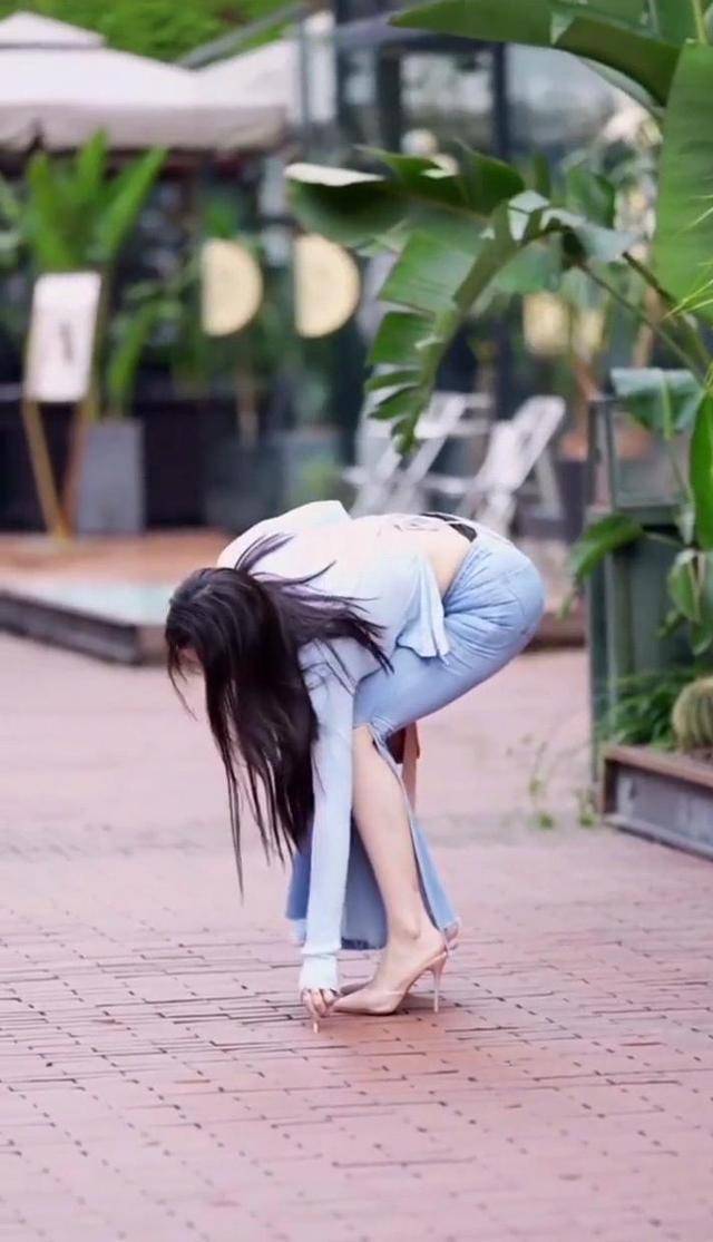 原创漂亮女子穿高跟鞋逛街鞋跟意外卡到地砖缝隙幸亏遇见好心男子