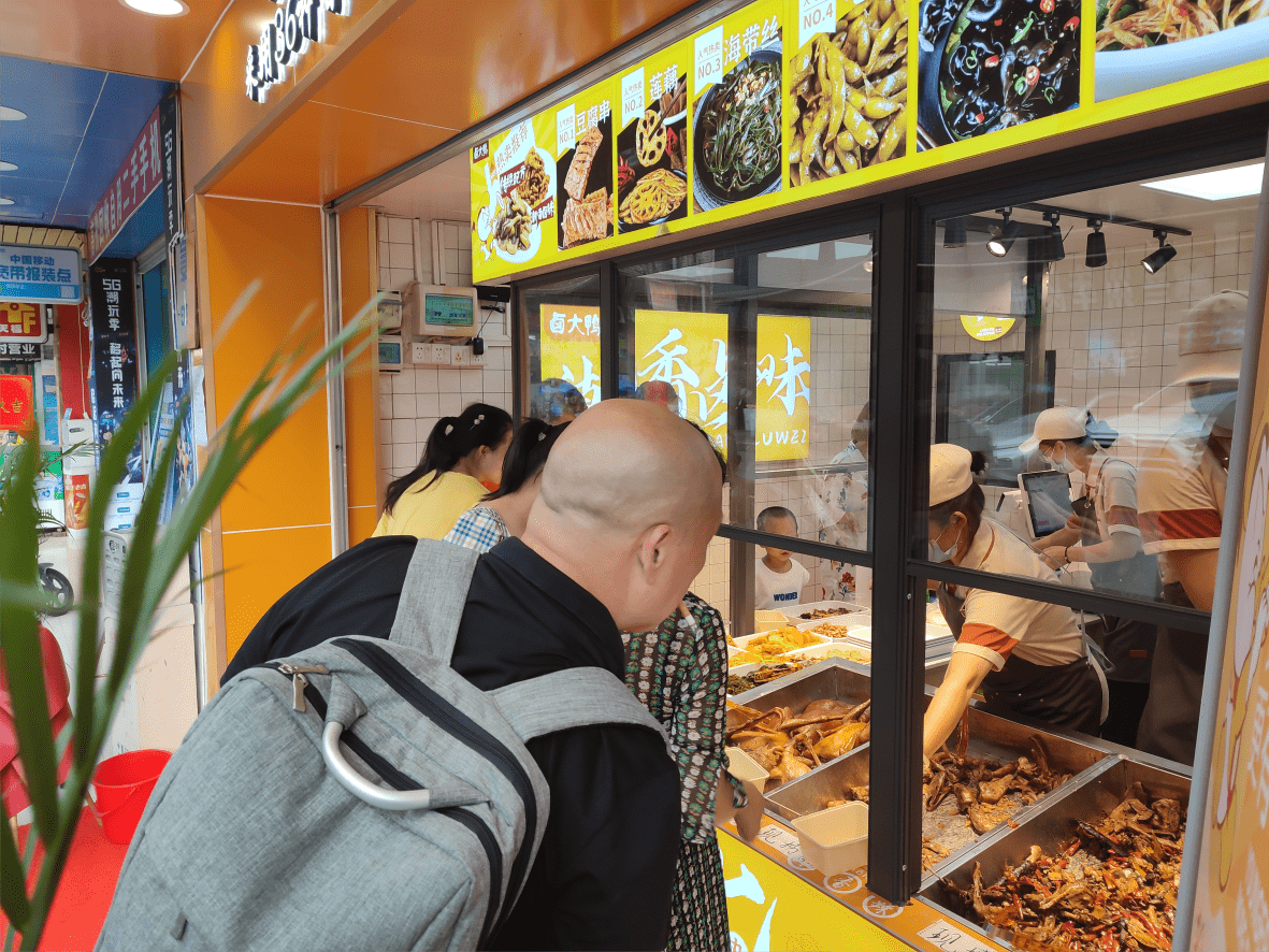 卤味包子店旺铺秘诀热卤现煮更能吸引顾客