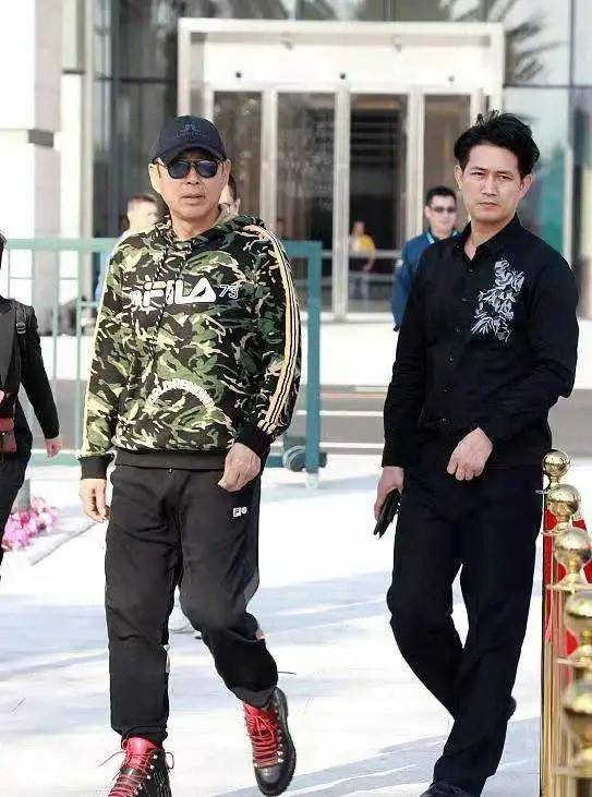 "儒雅男神"陈道明参加活动,穿运动服装走休闲风,戴墨镜好酷_风格_魅力